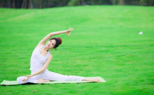 轻松瘦腰的瑜伽动作有哪些？瘦腰喝哪些粥好？(1)