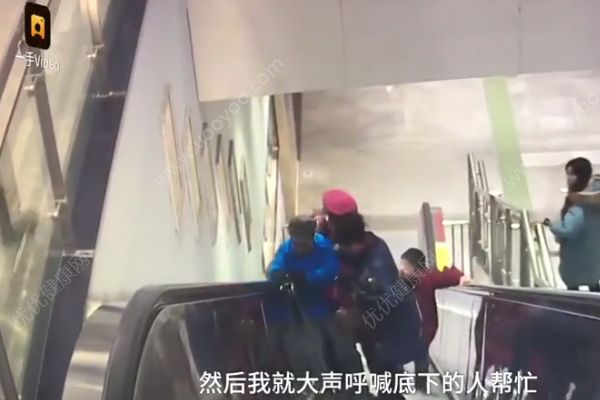 老人摔倒地铁小哥瞬间抱住，乘扶梯注意几点事项(3)