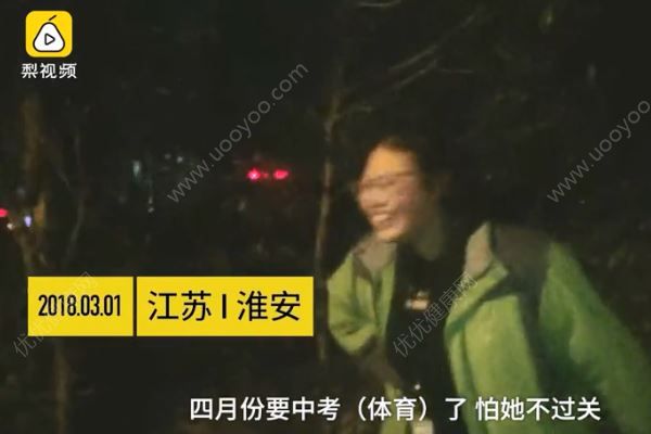 母亲每天骑车陪女儿夜跑5里路，冲刺中考体育(2)