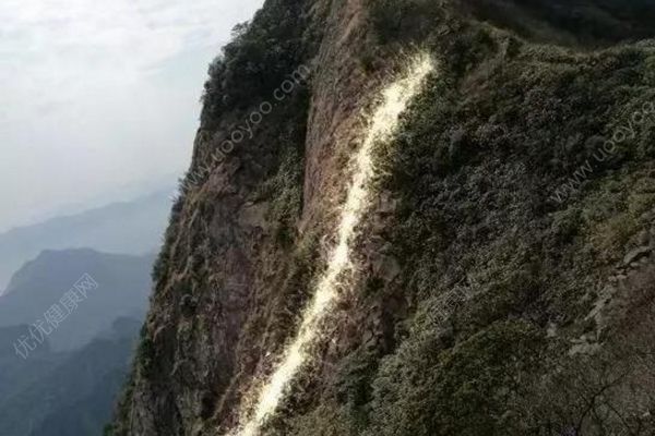 银行行长登山遇难，失足跌入四五十米深峡谷(3)
