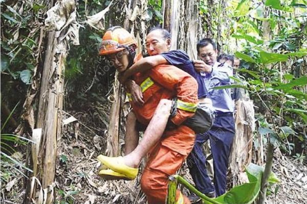 老人迷路被困悬崖边50余小时，靠山泉维持生命(1)