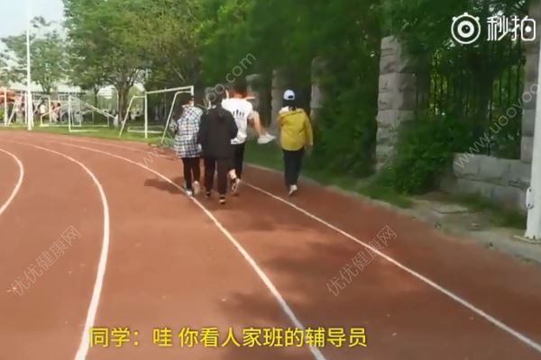 女生跑步后晕厥辅导员公主抱，围观学生：看看人家班的辅导员(1)