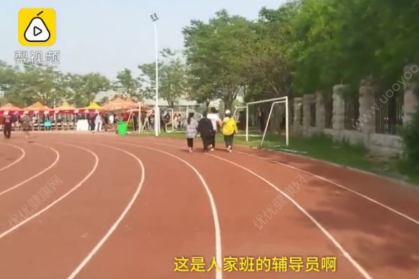 女生跑步后晕厥辅导员公主抱，围观学生：看看人家班的辅导员(2)