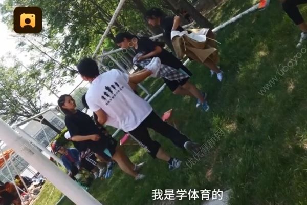 女生跑步后晕厥辅导员公主抱，围观学生：看看人家班的辅导员(3)