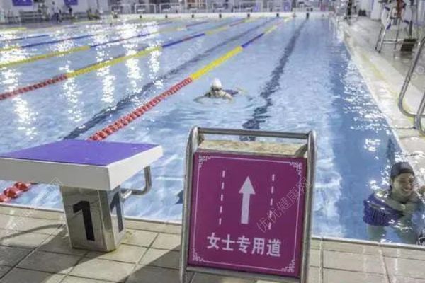 广州一处游泳场增设女性泳道，男性误入将被劝离(1)