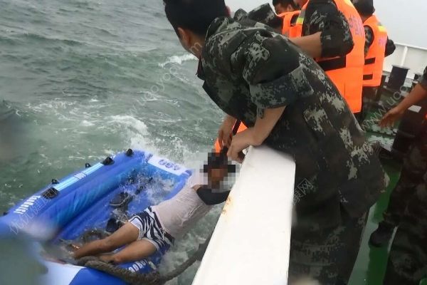 3人乘皮划艇出海遇险，漂流近17个小时后获救(1)