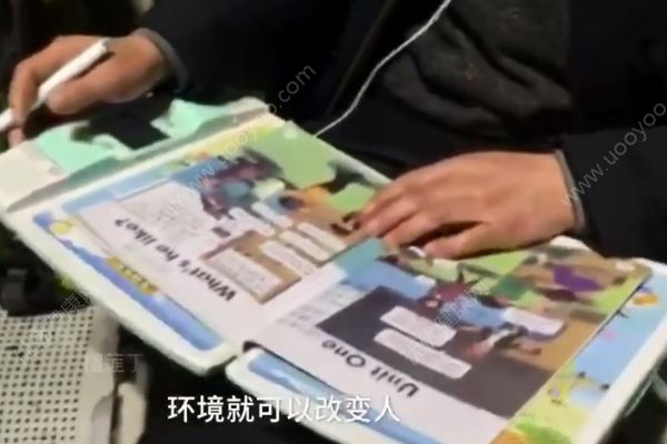 退休大爷车站学英语！学习氛围有多重要？(4)