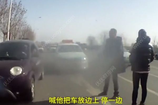 真冤！情侣吵架堵路，3人科目三挂了(3)