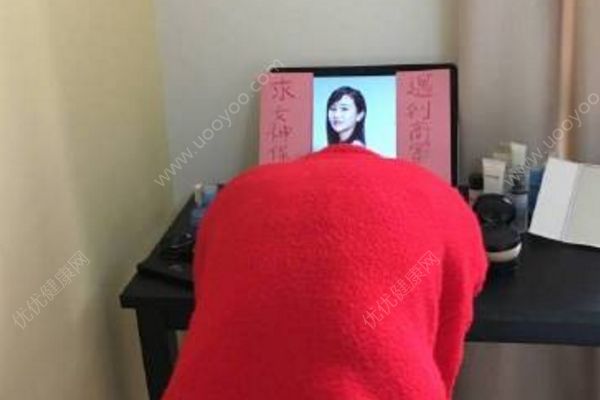 女子相亲拜画像求保佑，遇到霸道总裁(2)