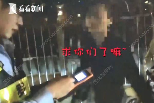 美女醉驾被查秒变戏精，撒娇卖萌求放过(1)