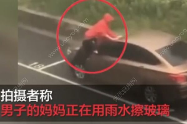 男子暴雨中淡定洗车，网友：别穿雨披顺便洗个澡(3)