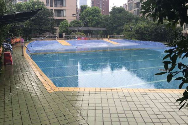 父亲临时有事离开1小时，8岁女儿小区泳池内溺亡(1)