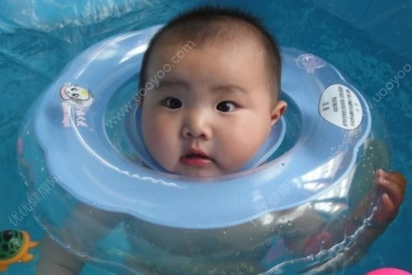 幼儿早教游泳溺水，长达两分钟无人发现(4)