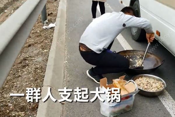 大学生穷游在高速上生火做饭，好多美女大学生(3)