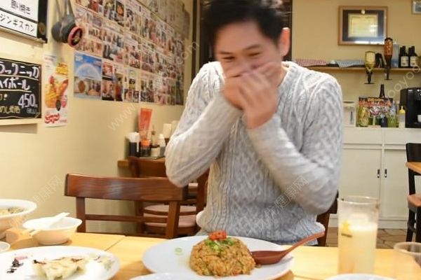 日本厨师做死神炒饭戴防毒面具，试吃一口舌头如同被点燃(2)