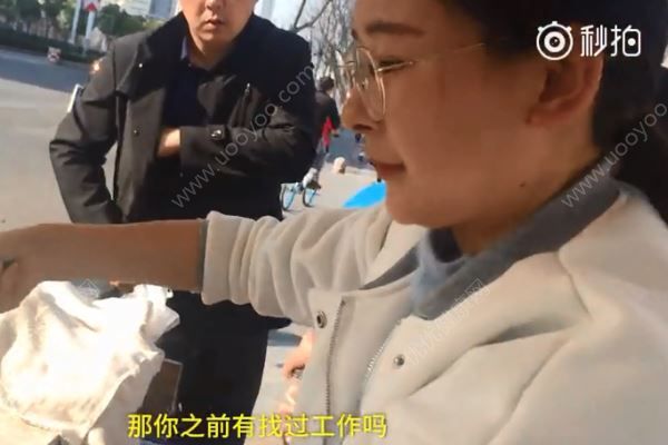 读大专不如卖韭菜盒子，父亲带19岁女儿弃学摆摊(3)