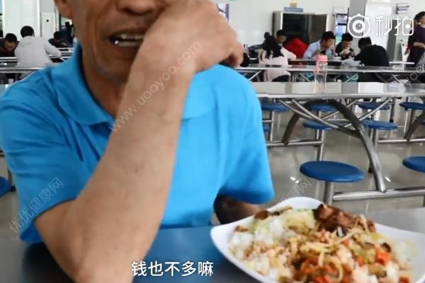 食堂大爷捡学生剩饭吃，看到粮食糟蹋心里不舒坦(2)