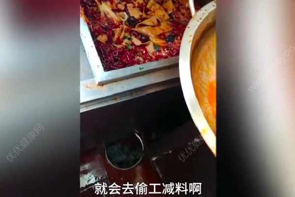 直击小龙坎老火锅后厨：“老油”反复用，餐具拖把一起洗！(1)