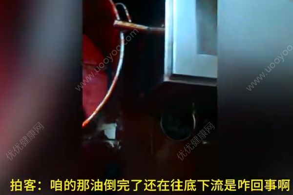 直击小龙坎老火锅后厨：“老油”反复用，餐具拖把一起洗！(2)