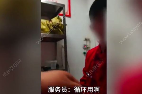 直击小龙坎老火锅后厨：“老油”反复用，餐具拖把一起洗！(3)