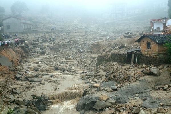 新疆降雨引发山洪，超百人被安全转移(1)