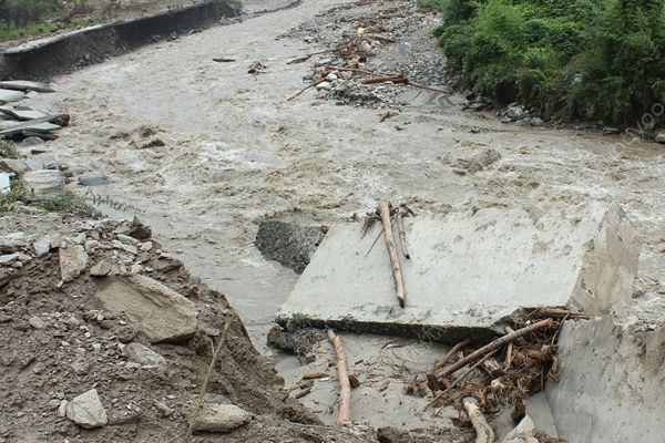 新疆降雨引发山洪，超百人被安全转移(4)