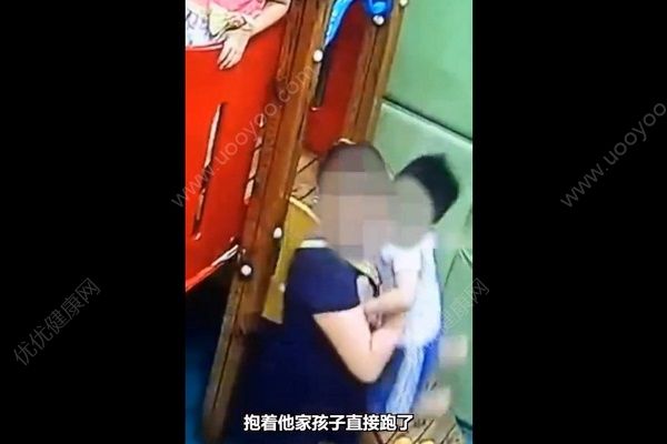 男童被踹下滑梯胳膊折成三截，肇事方家长抱娃就溜(1)