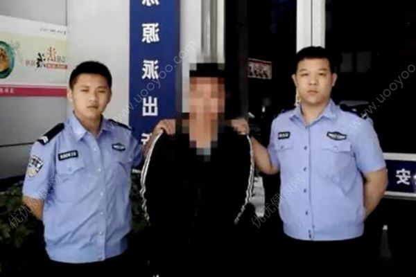 男子捡到手机要挟失主，民警从他身上竟搜出这东西(4)