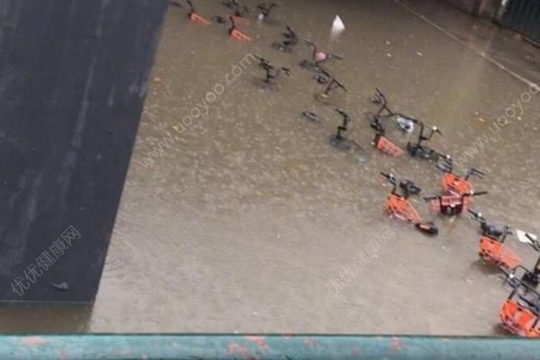 北京强降雨多路段积水严重，开车出行这些要注意(1)