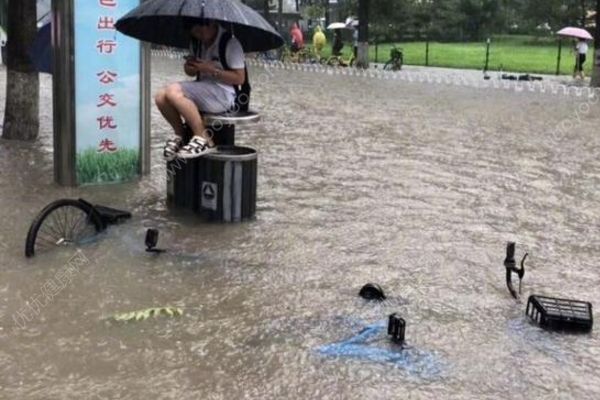 北京强降雨多路段积水严重，开车出行这些要注意(2)