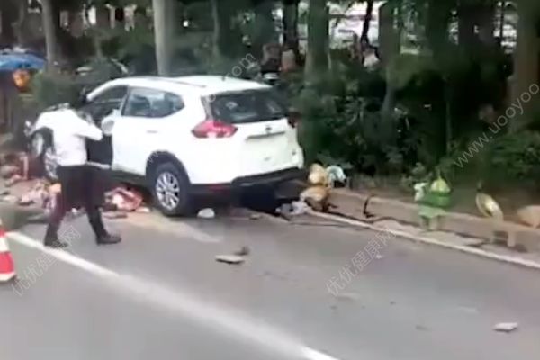 南宁一无牌车撞倒多名绿化工人致2死8伤，司机涉嫌疲劳驾驶(2)