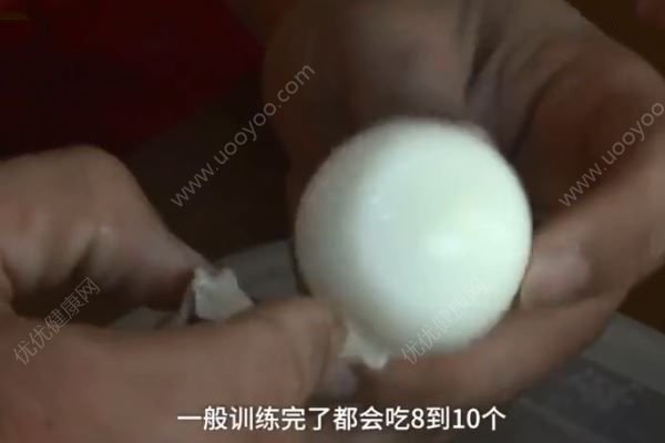 健身教练每天狂吃40个鸡蛋，每天吃几个鸡蛋比较合适(2)