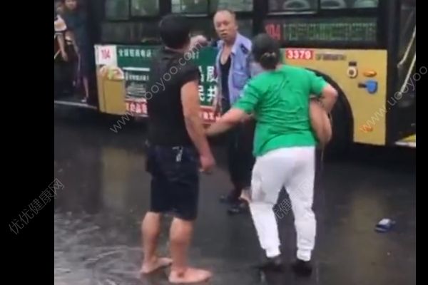 抱狗乘公交车遭拒，男子与司机雨中斗殴(3)