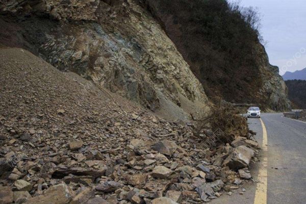 五台山景区发生山体滑坡，道路阻断无人员伤亡(2)