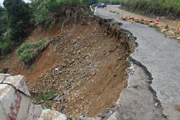 五台山景区发生山体滑坡，道路阻断无人员伤亡(3)