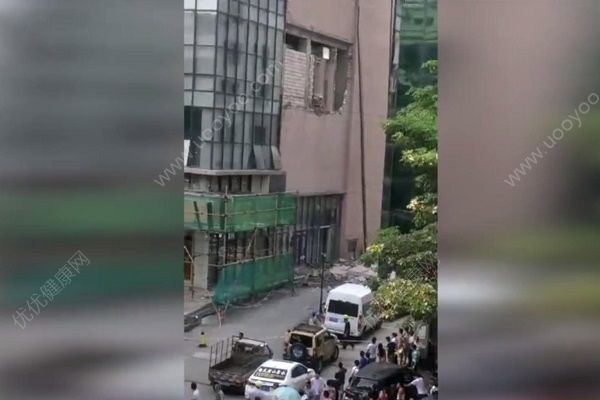 广东云浮一餐厅发生气体爆炸，墙体砸下至1人死亡12人受伤(2)