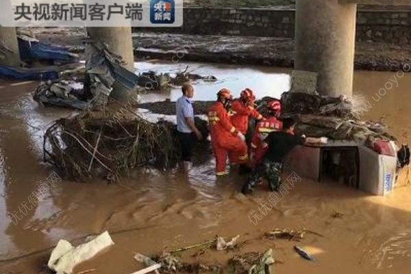 甘肃白银强降雨引发山洪多辆车被冲入黄河，已致8死(2)