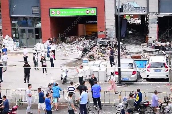 辽宁沈阳一烧烤店爆炸，一女子身亡，店面面目全非(1)