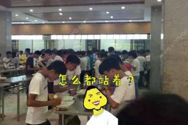 高中食堂撤板凳学生站着吃饭，校方:节约就餐时间(2)