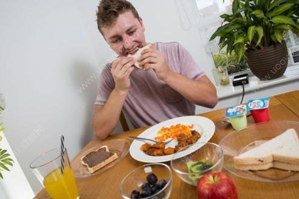 英国男子患饮食失调症，近20年几乎只吃鸡块和薯条(3)