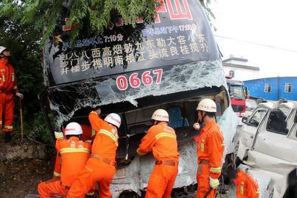 桂林一大客车相撞，面包车司机当场死亡，10多人被困(1)