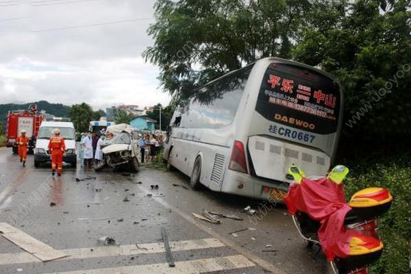 桂林一大客车相撞，面包车司机当场死亡，10多人被困(2)