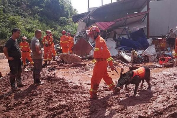 云南普洱泥石流冲毁铁路施工工棚，致5死2伤3人失联(3)