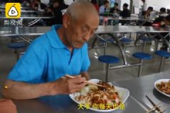 食堂大爷捡学生剩饭吃，看到粮食糟蹋心里不舒坦[多图]