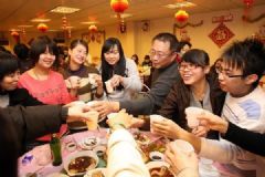 春节请客吃饭，12个人吃了800元，亲戚嫌菜太便宜[多图]