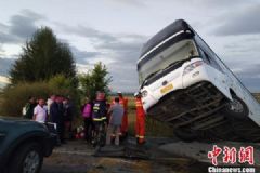 京藏高速一旅游大巴与货车相撞，1人遇难11人受伤[多图]
