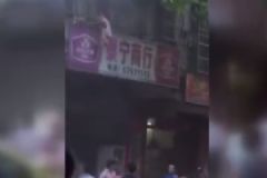 海南澄迈金江一建筑发生火灾，众人搭人肉气垫接住被困男童[多图]